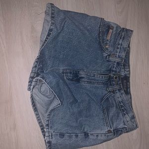Vintage high waisted bluenotes shorts size 7 . Im 5’4 wear size 27 jeans
